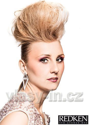 Uhlazený účes s natupírovaným vrchem v punk stylu